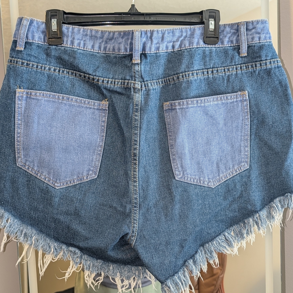 Denim Patchwork Fringe Hem Women's Shorts - Light Blue - Picture 2 of 2